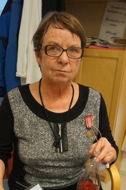  Satu Wallin sai  pronssisen ansiomitalinsa osaston hallituksen kokouksessa 23.8.2016. Mitalin luovutti varapuh.johtaja Lauri Koliseva sihteeri Anna-Leena Seitsosen kanssa. 